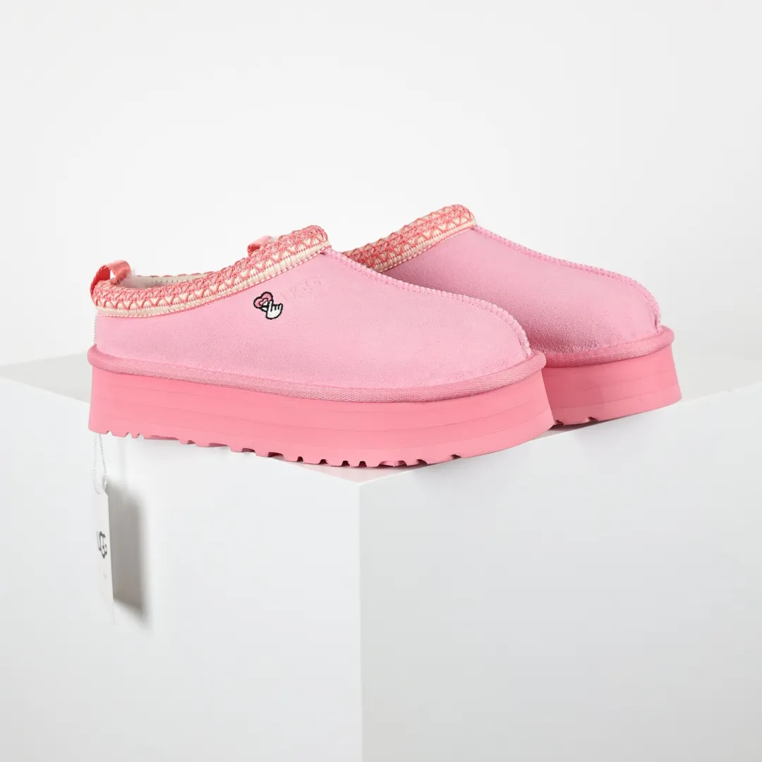 Copy price 💰560 Core recommendation of good price 5cm thick sole, independently developed original outsole, cashmere insole, keeping warm in winter, suitable for home use. In the new year, uug launched a style series, which is partially geared towards the preferences of young consumers. It has also moved to the forefront of fashion trends. Shoe body material, water-repellent coated suede upper, 17 mm UGGPURE™ implanted wool insole, lightweight non-slip and comfortable rubber outsole, with brand LOGO and trademark, with full package Size: 35 36 37 38 39 40